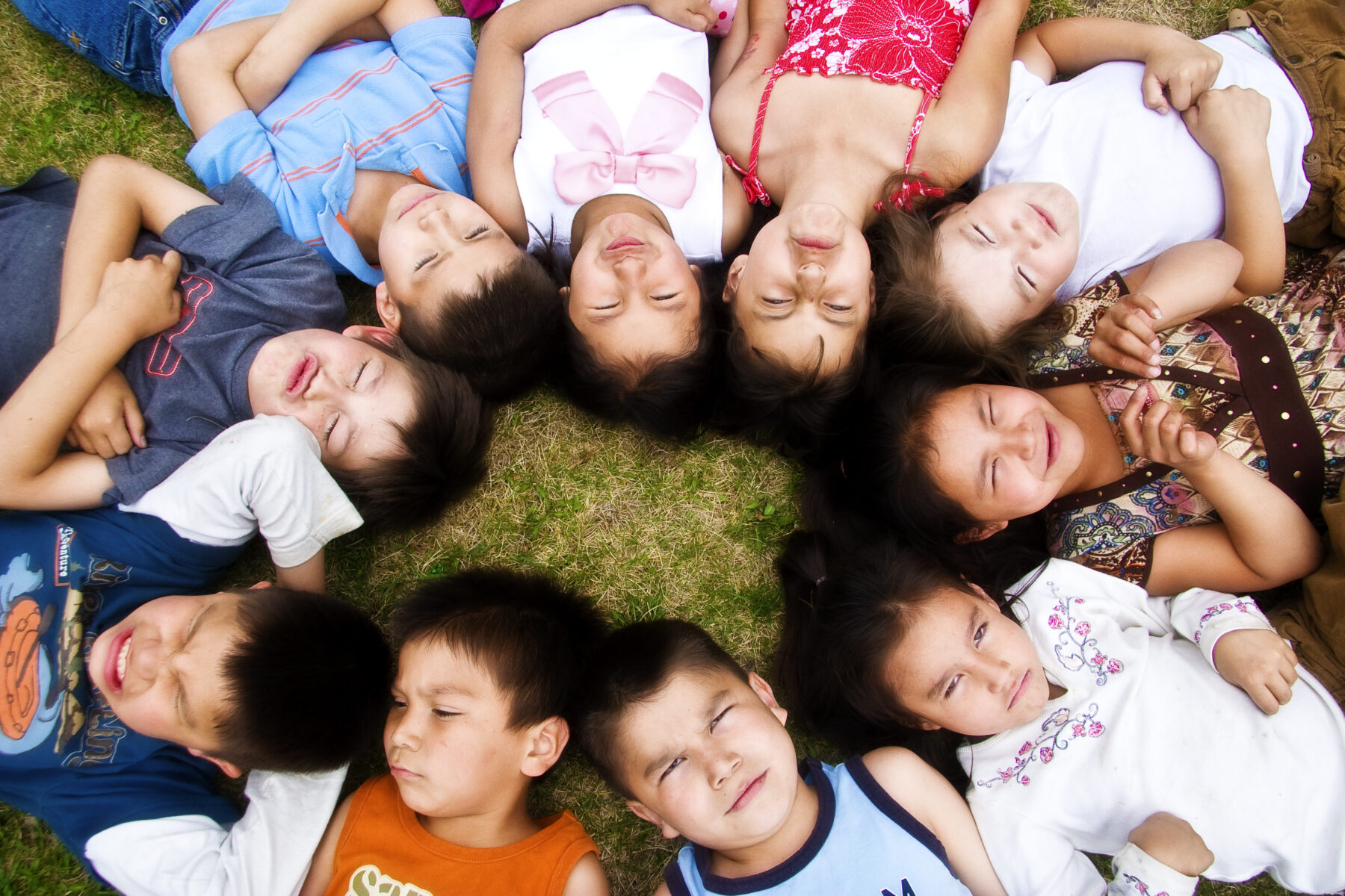 indigenous-education-kids-laying-in-circle